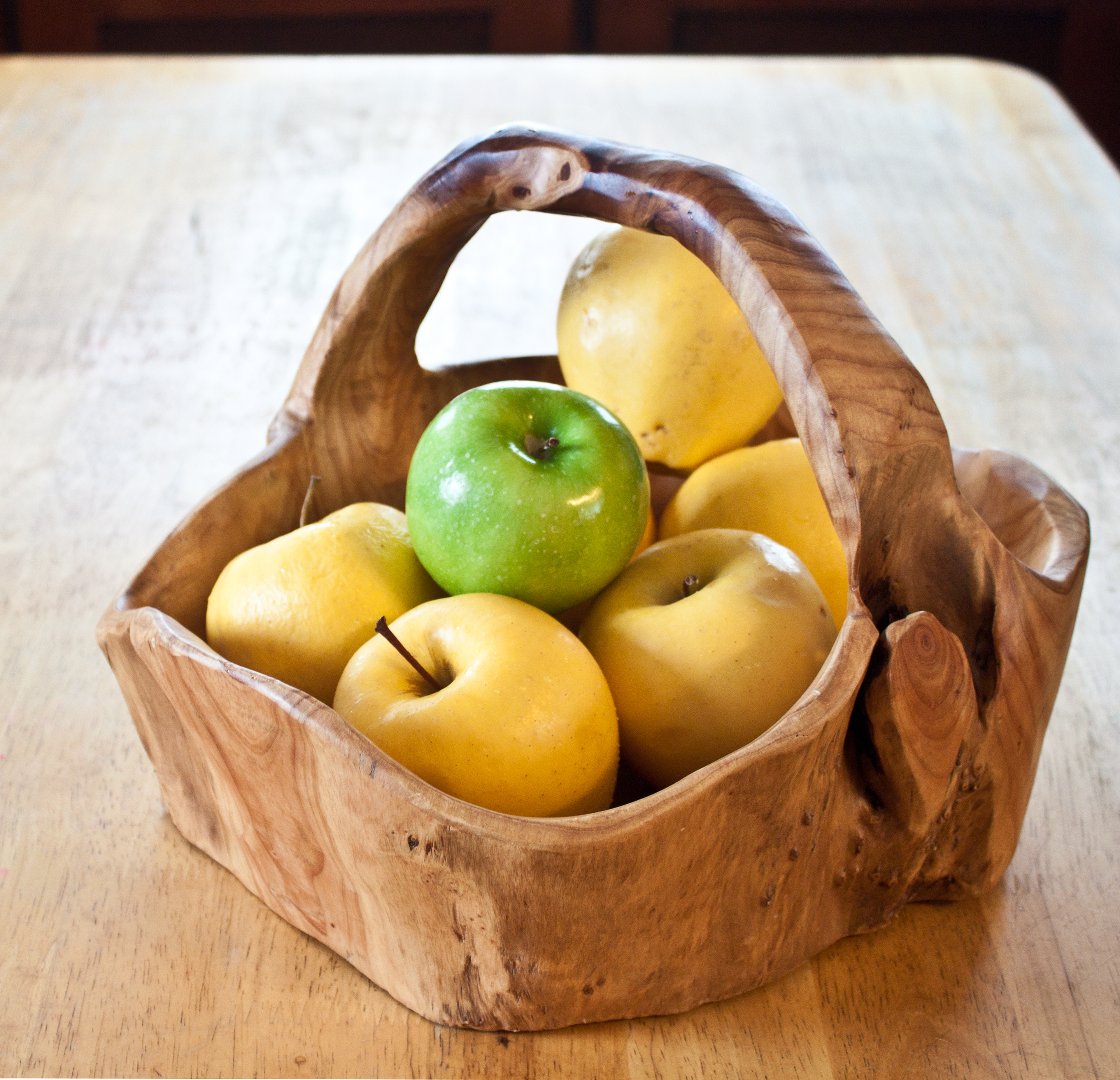 Пшеничные яблоком. Корзины с яблоками. Красивые яблоки в корзине. Жёлтые яблоки в корзинке. Корзина с зелеными яблоками.